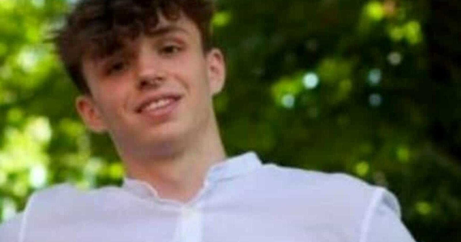 Muore a 18 anni, colpito da un pugno