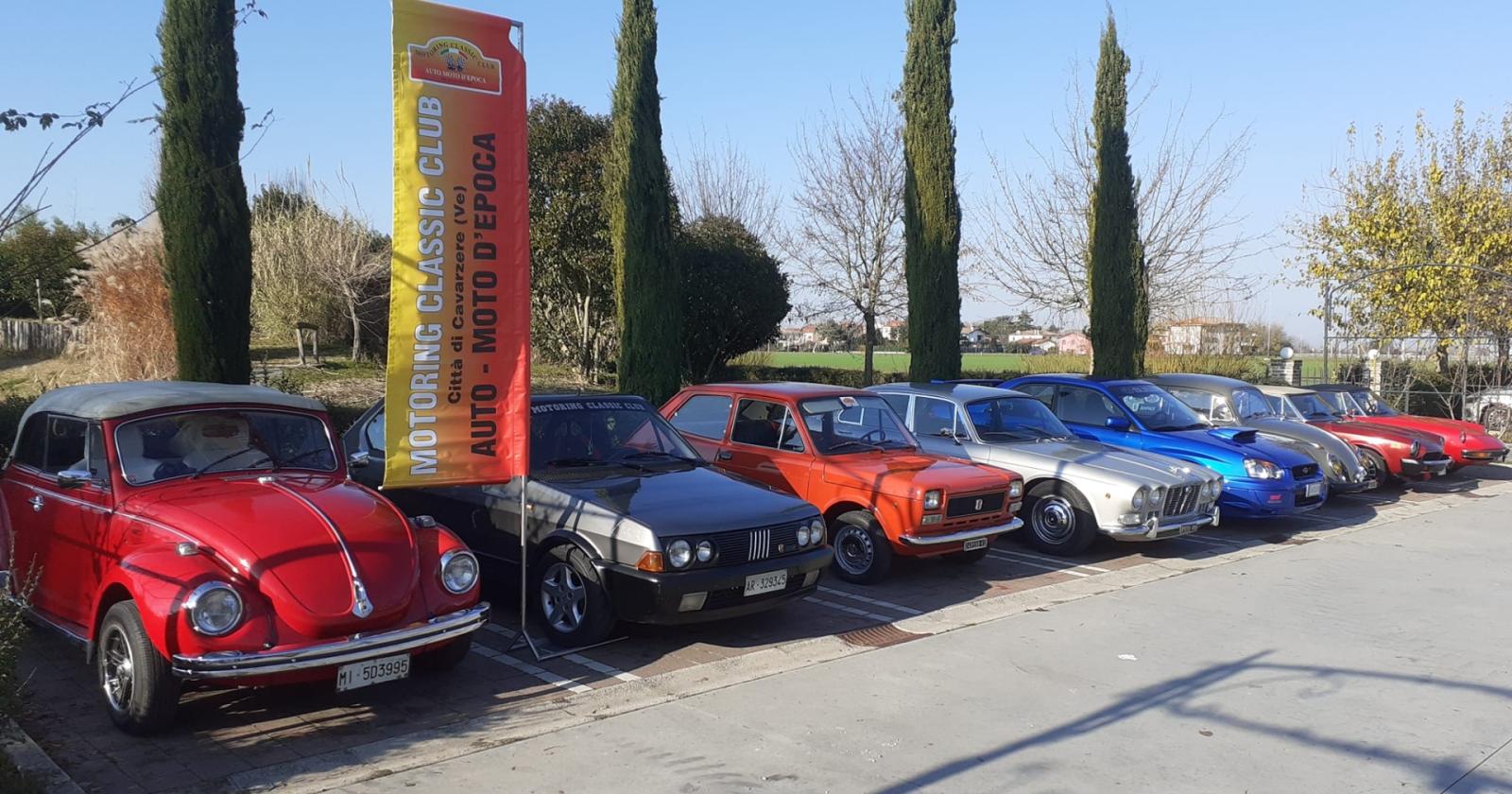 Auto inglesi e bolidi d'epoca incendiano il centro città