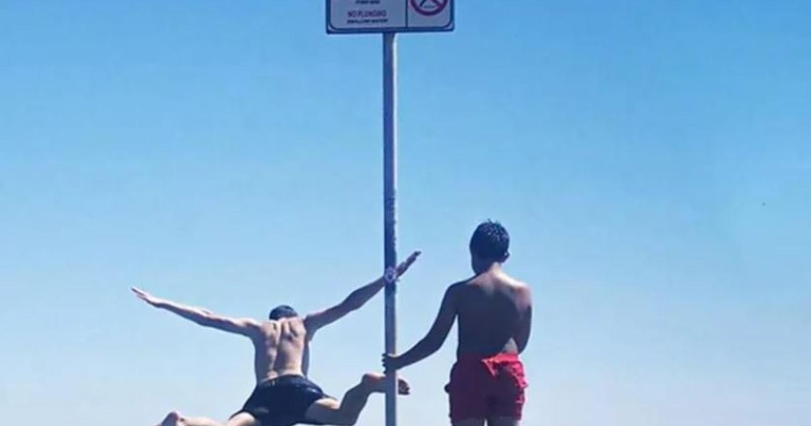 Si tuffa dal pontile e batte la testa, grave un ragazzo