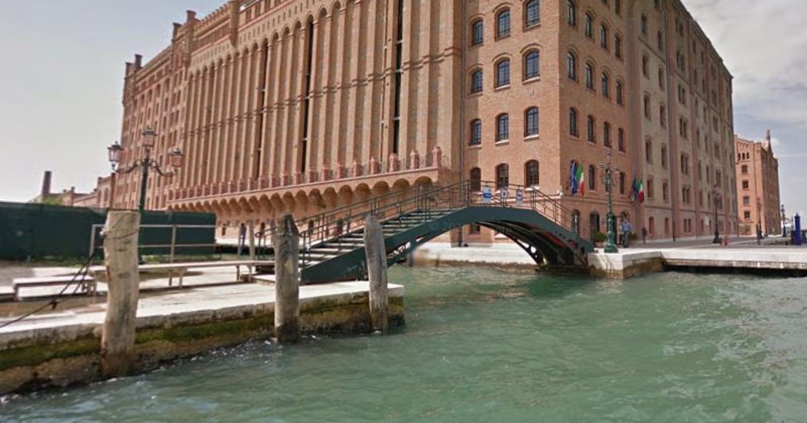 Getta in canale la fidanzata in una lite