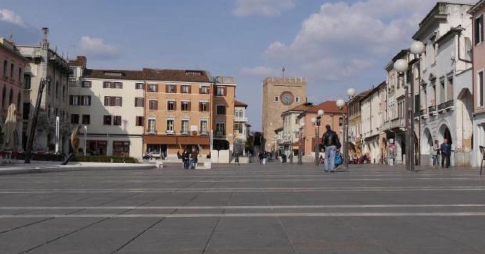 Piazza Ferretto e dintorni: bici e monopattini solo a mano. Ribadita l’ordinanza