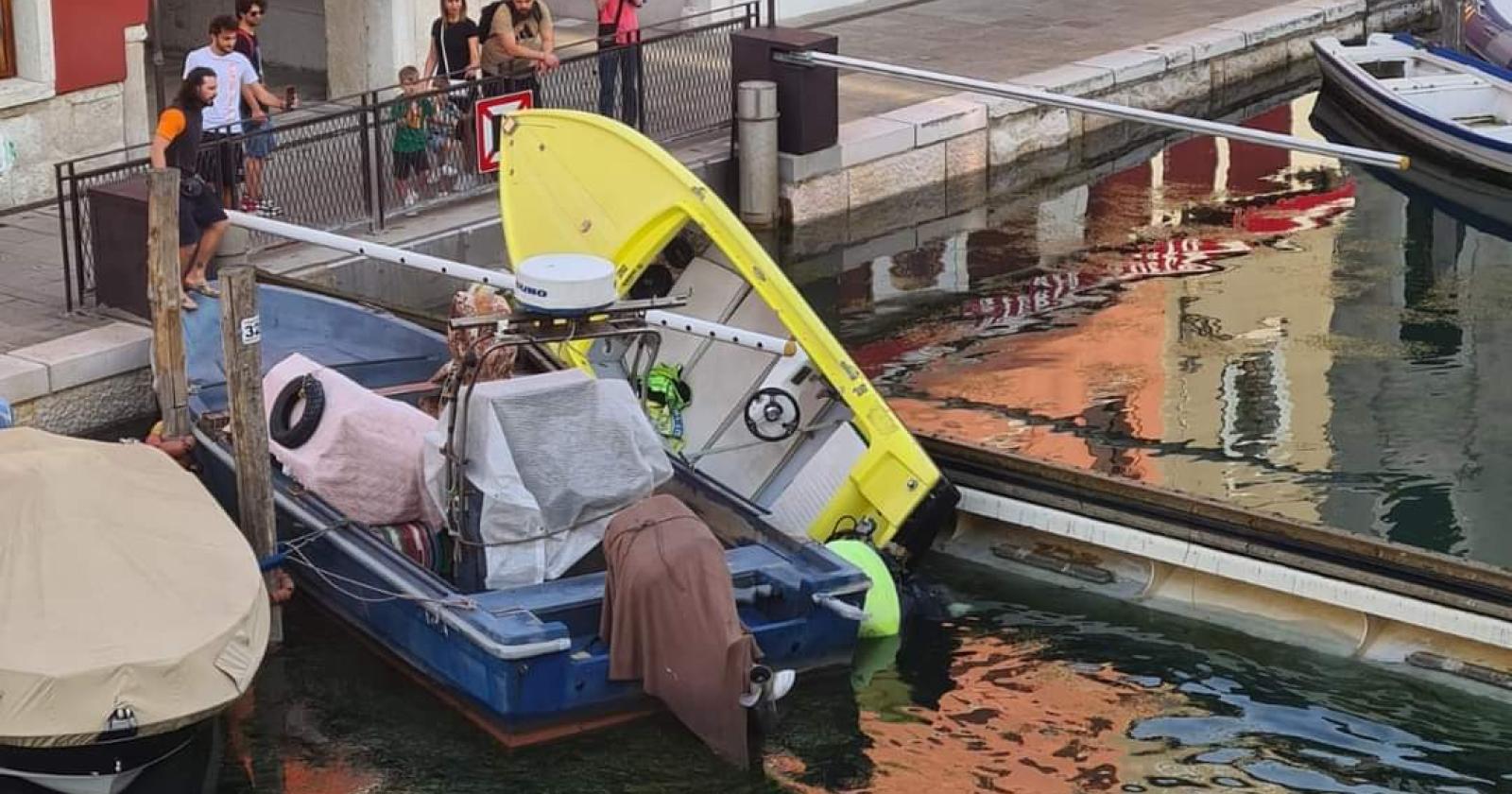 Parcheggia la barca sul Baby Mose la paratia si alza e la rovescia 