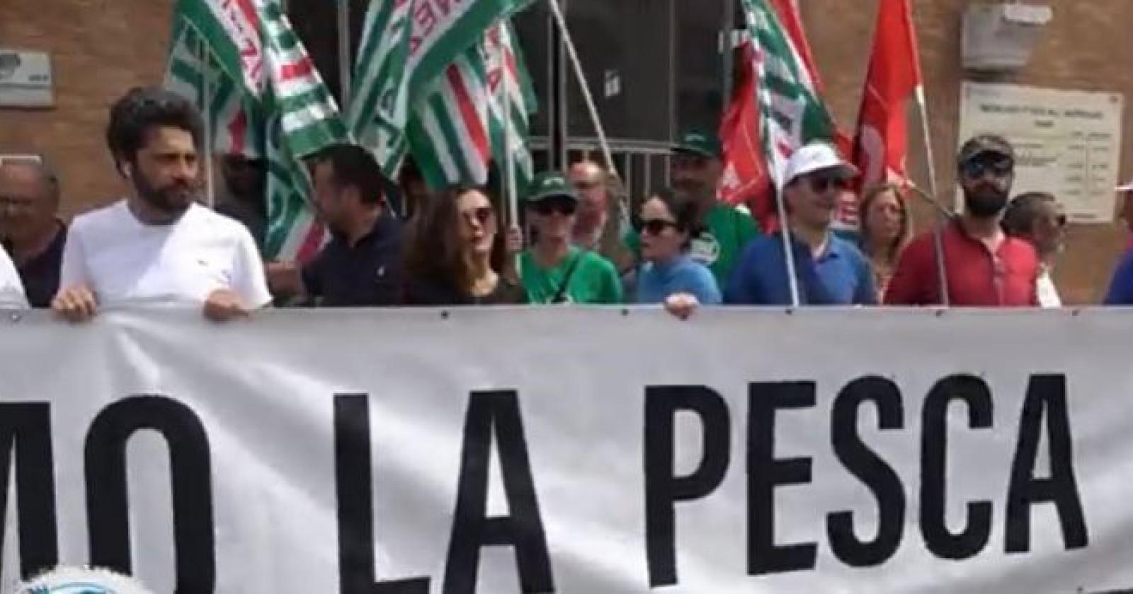 Montanariello al fianco dei pescatori: "Colpo di grazia per la pesca a strascico"