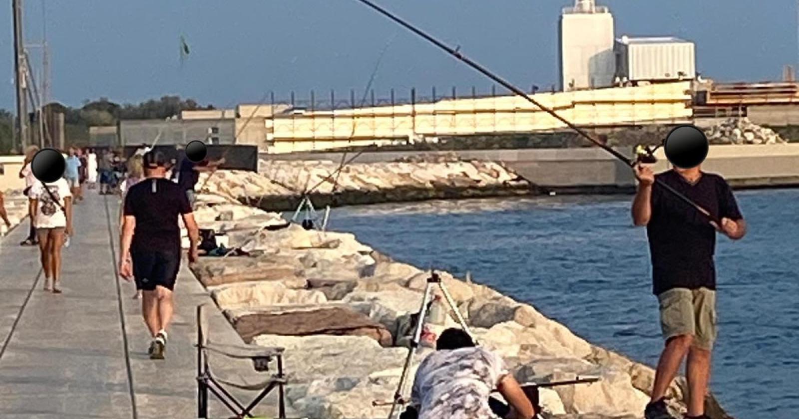 “Via i pescatori dalla nostra diga”