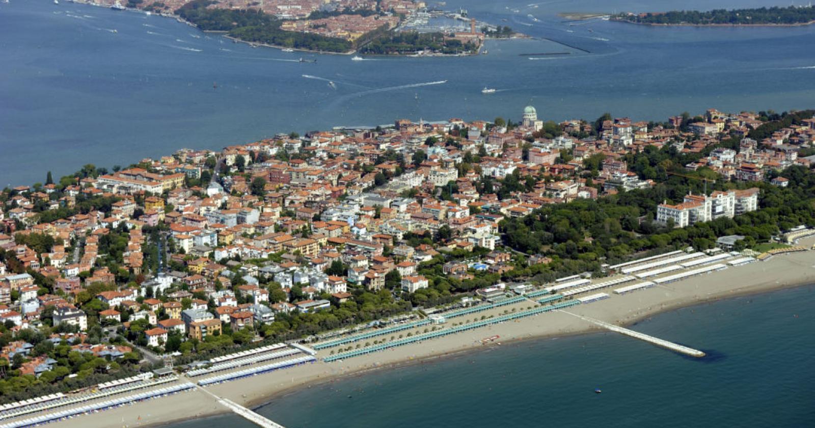 Benzina dentro la bottiglia d'acqua: grave una donna