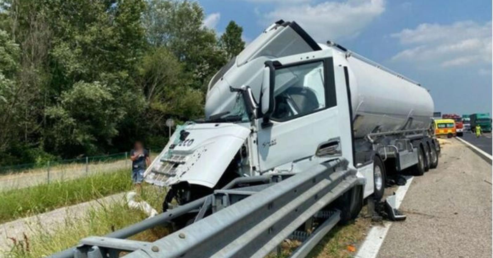 Incidente tra autoarticolati in A4, in direzione Milano