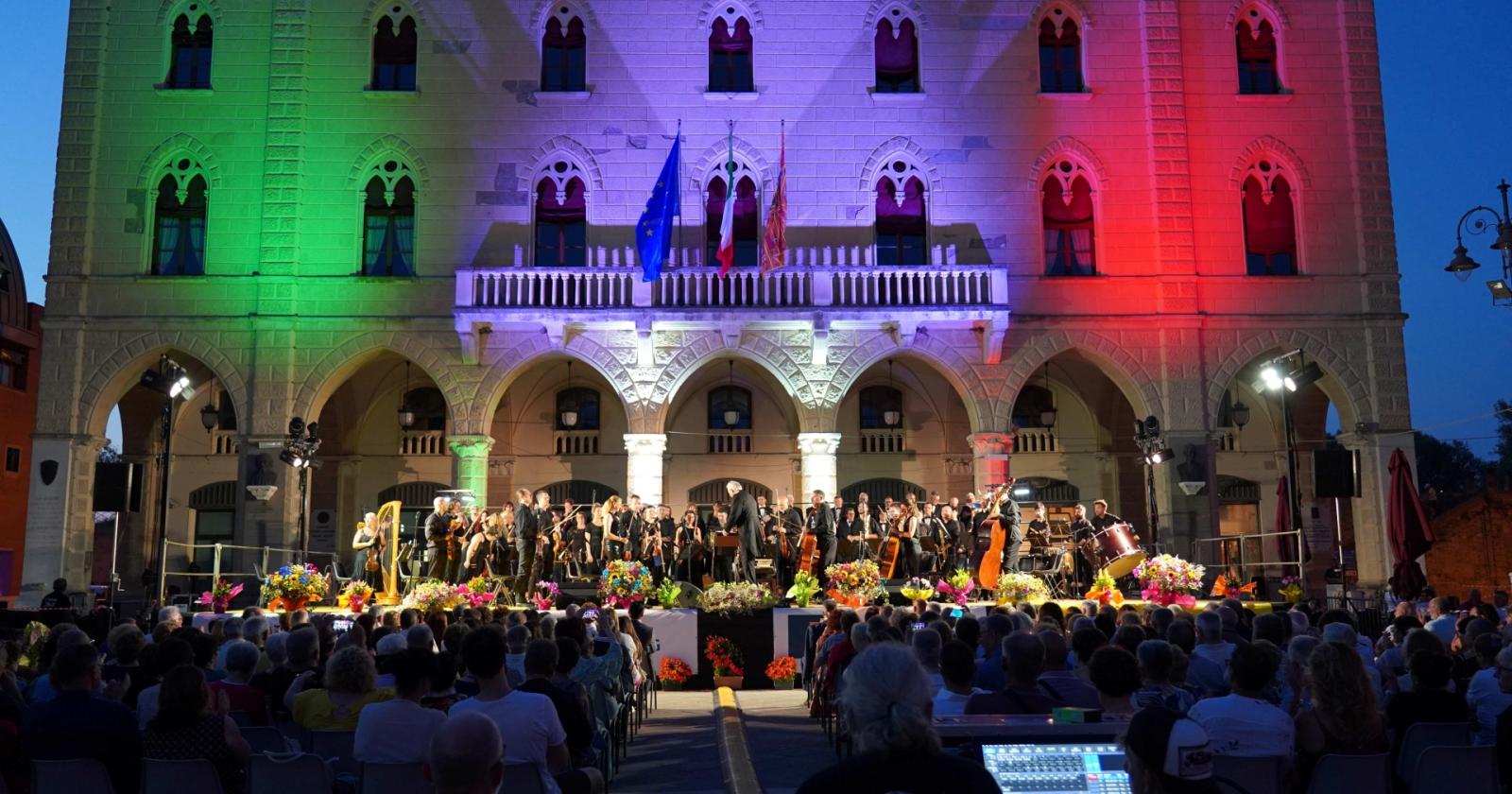 La lirica illumina e incanta la piazza