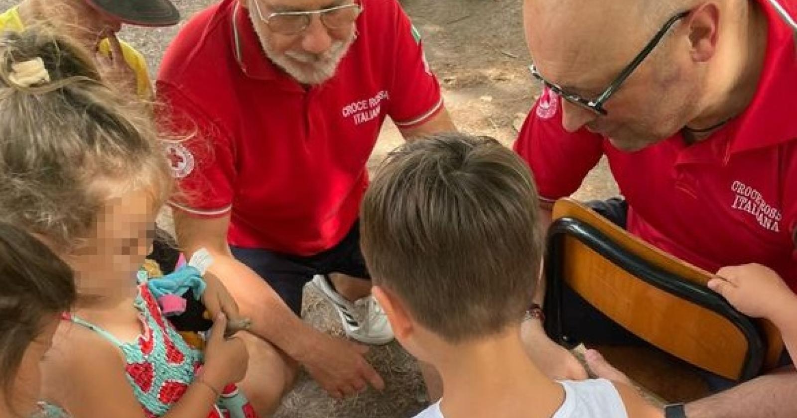 Bambini e volontari nella clinica dei peluche