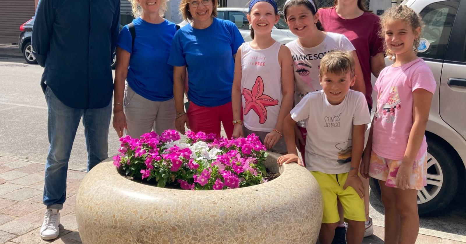 Posati i fiori donati da Divertilandia