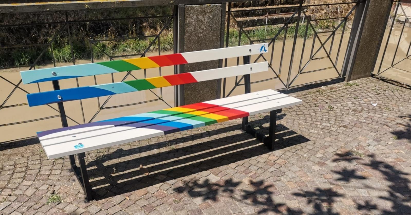 Una panchina arcobaleno per i diritti LGBTQIA+