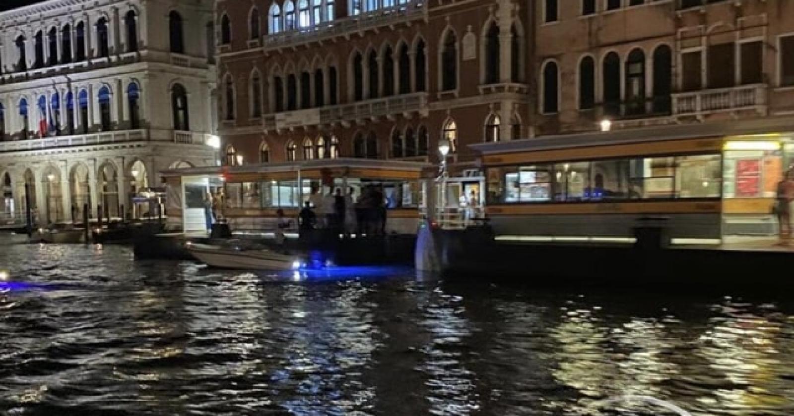 Si rovesciano col barchino in Canal Grande