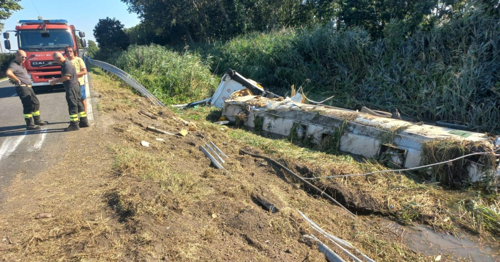 Cisterna rovesciata, domani  il recupero