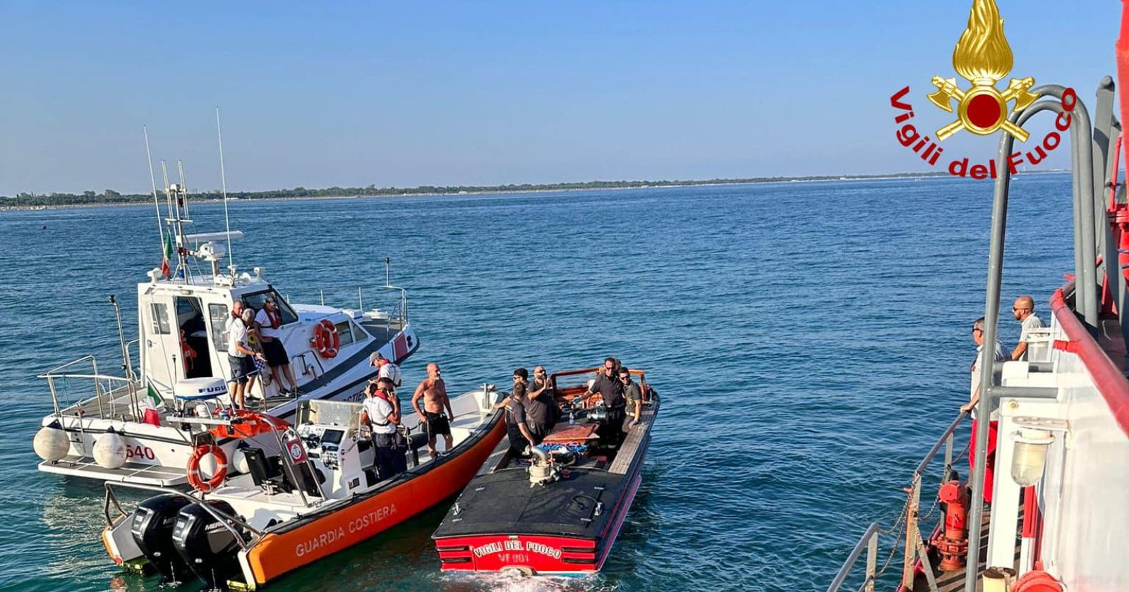 Si rovesciano col barchino, li salvano le barche di passaggio