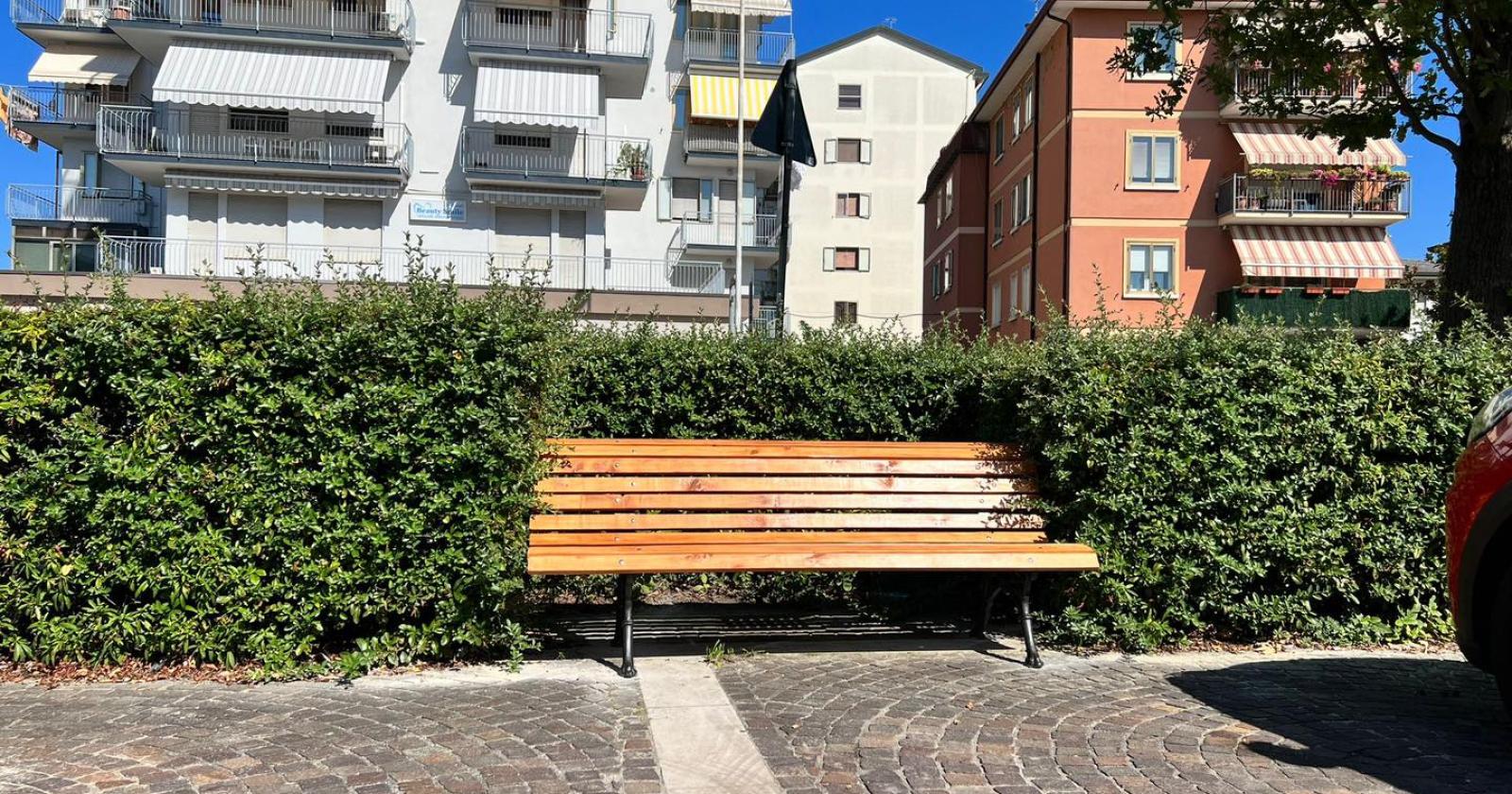Nuove panchine a Borgo San Giovanni