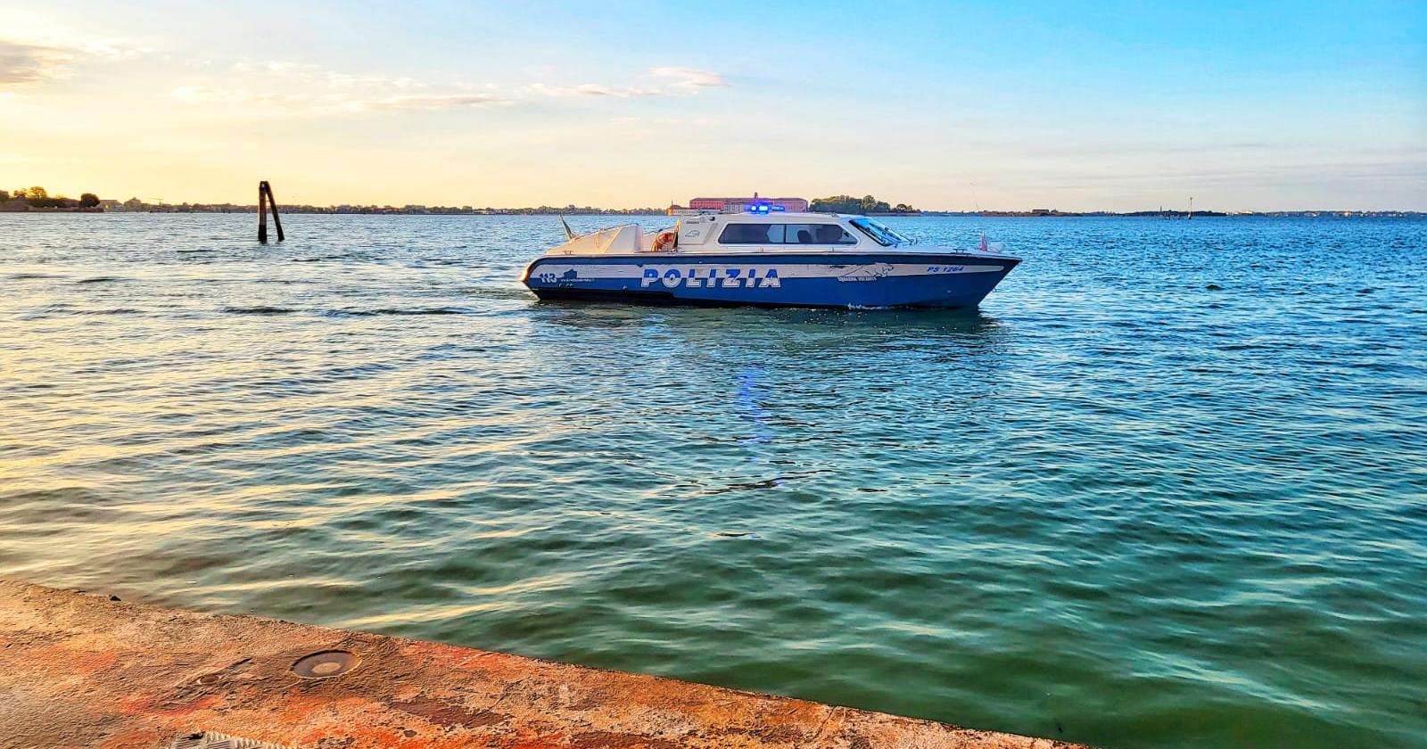 Ubriaco e pericoloso alla guida di un catamarano, la polizia si lancia all'inseguimento