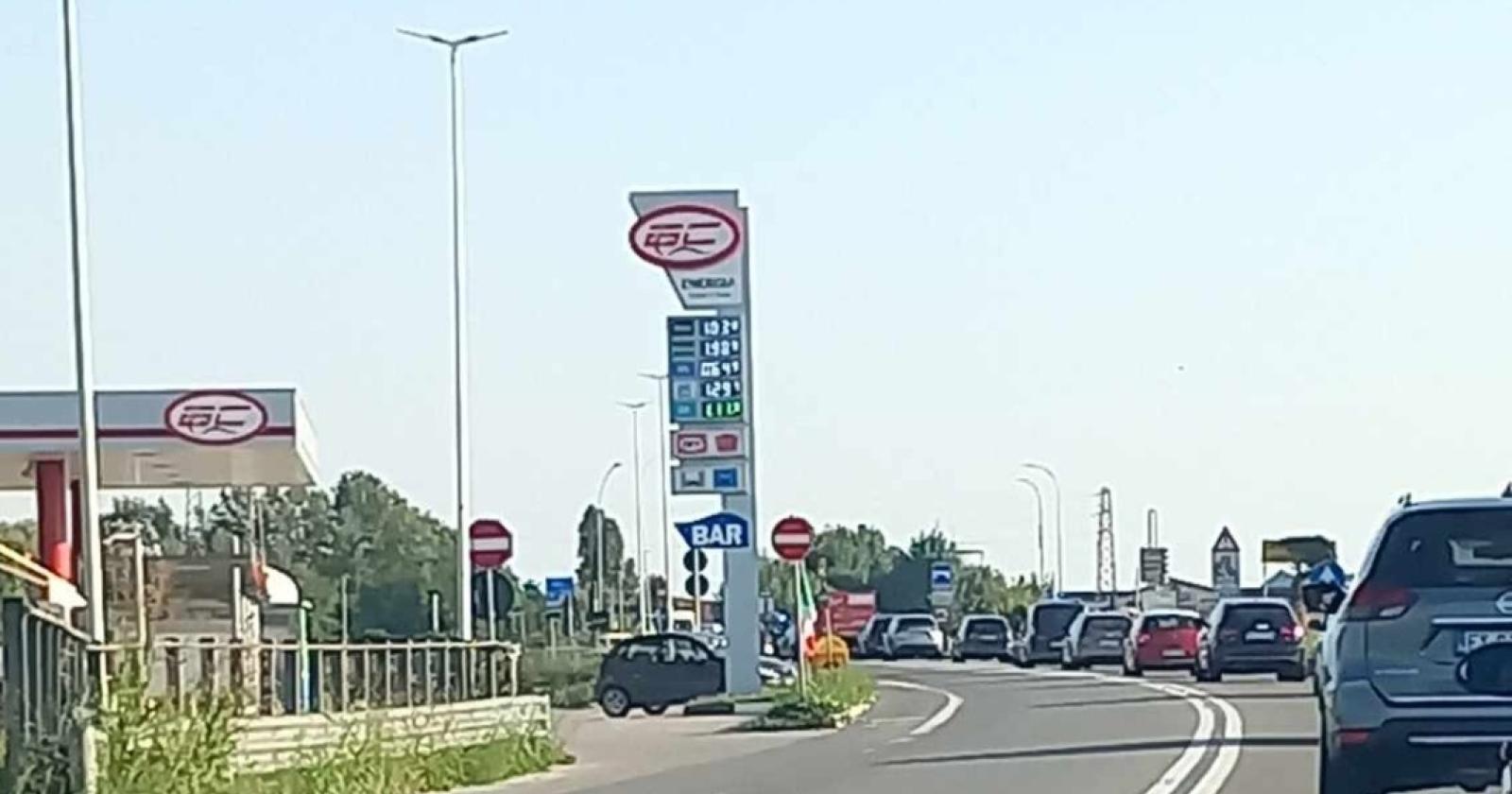 Frontale tra auto e moto in Romea