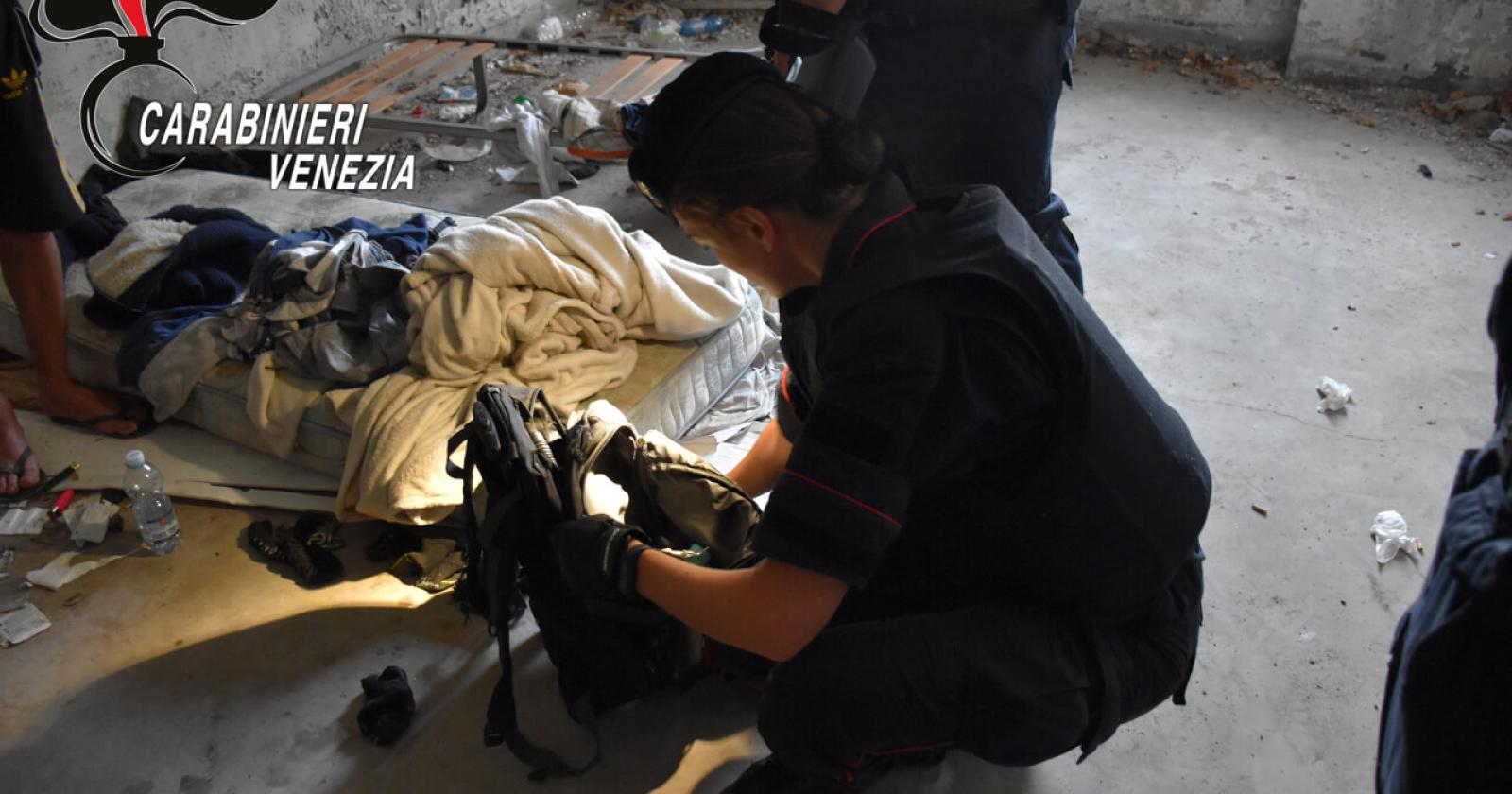 Blitz dei Carabinieri, sgomberato l'edificio occupato ai Bacini