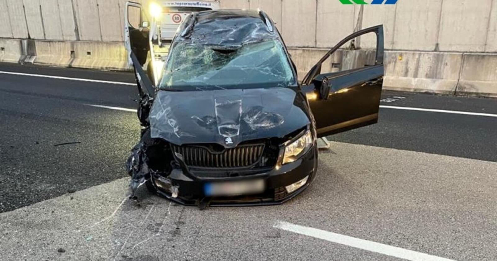 Incidente in autostrada, muore schiacciato da un tir