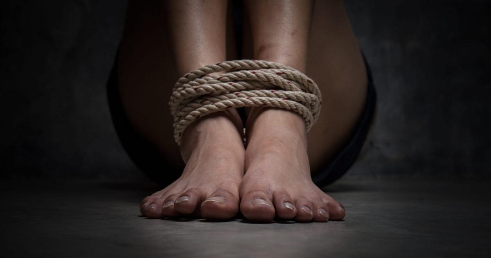 Arrestato ed espulso, rientra e si fa assumere come infermiere