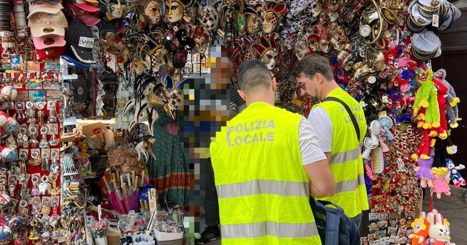 Banchetti fuori misura, sequestri e sanzioni in centro storico