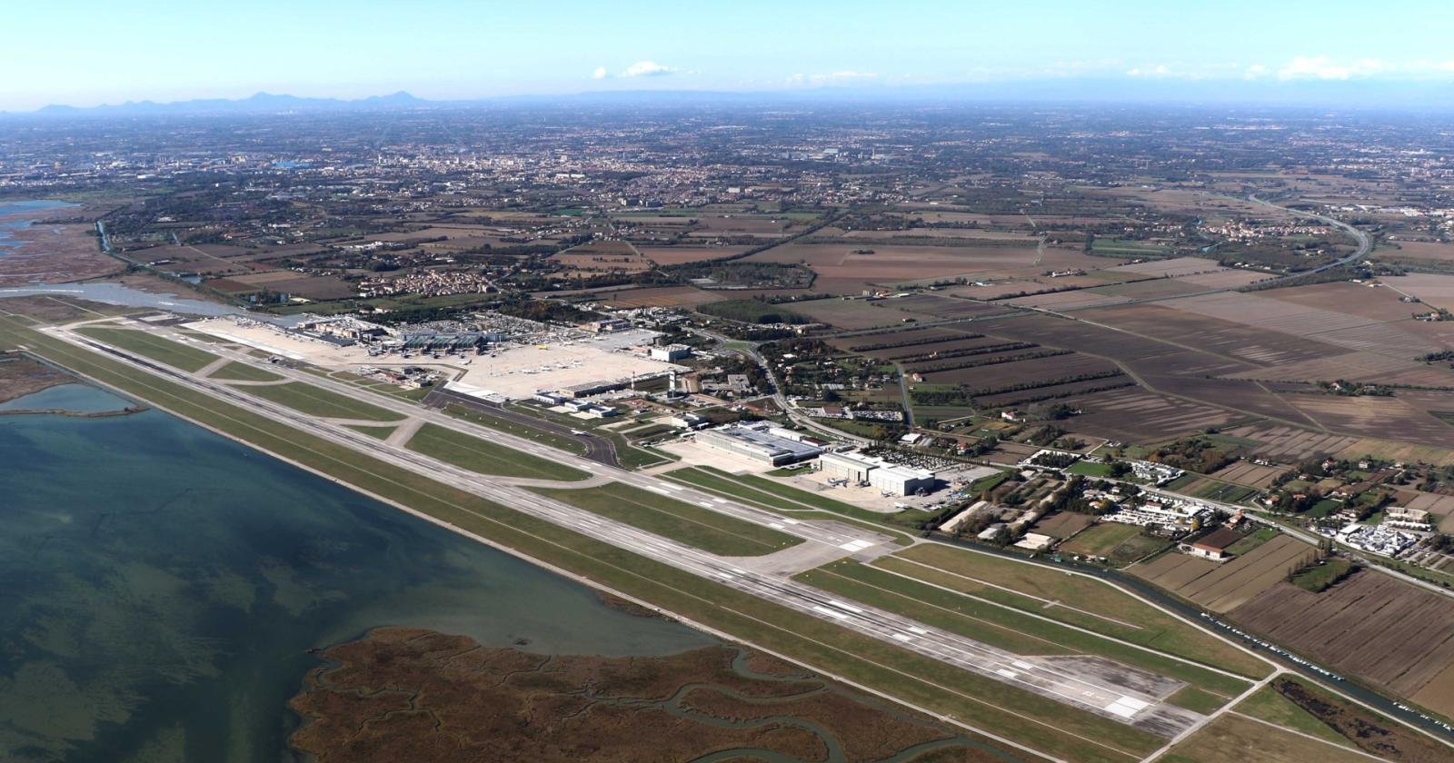 Stormo di gabbiani in pista, aeroporto chiuso per allontanarli