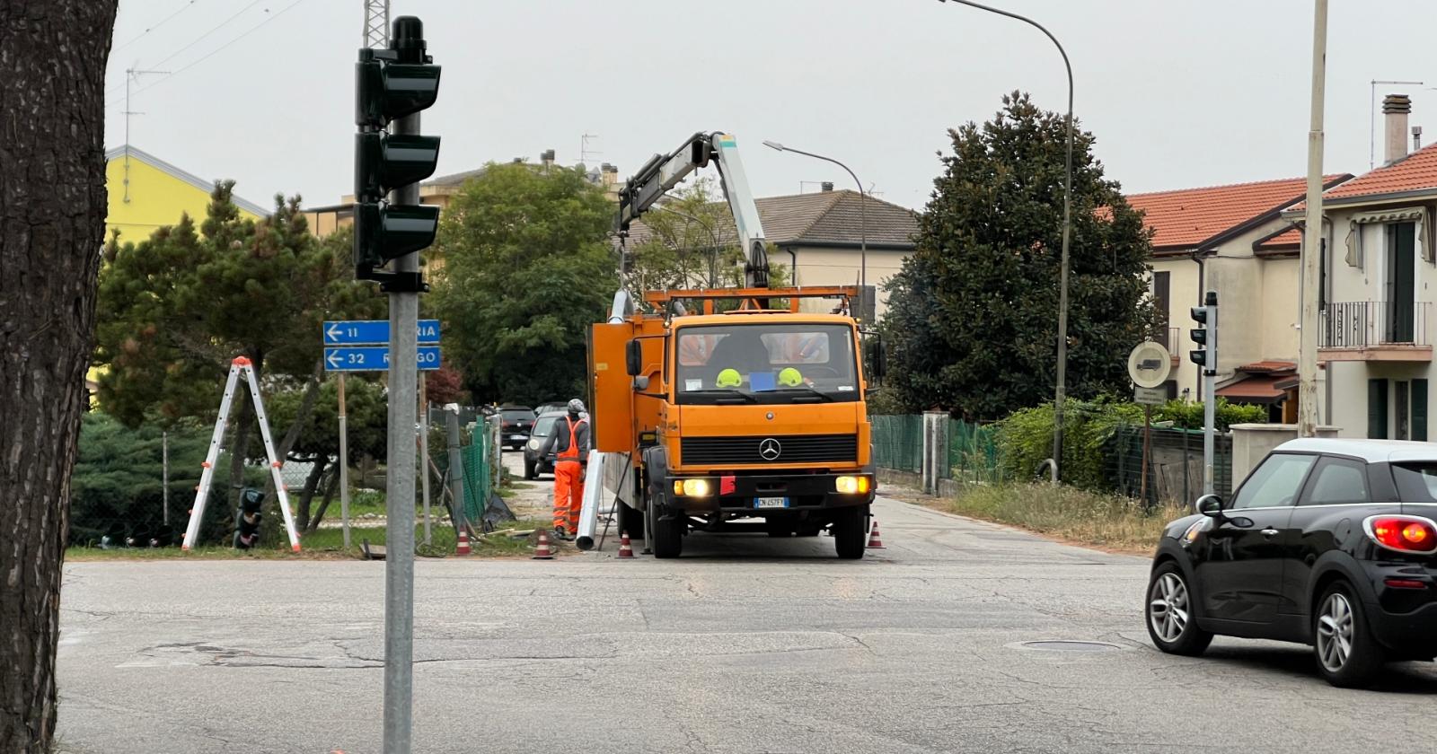 Installati i nuovi semafori all’incrocio di via Circonvallazione