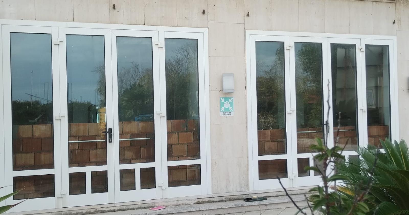 Murati gli ingressi dell’ex Hotel Capo Est