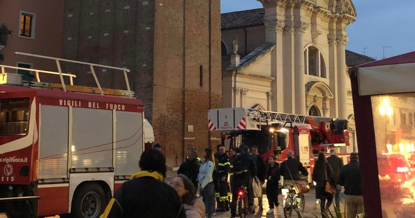 Cadono calcinacci dalla torre dell’orologio