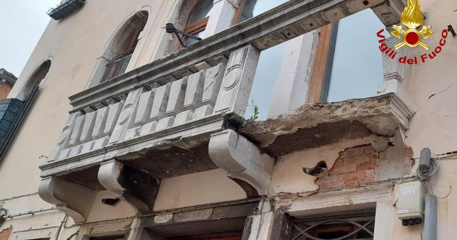 Crolla un pezzo di terrazza in centro storico a Venezia