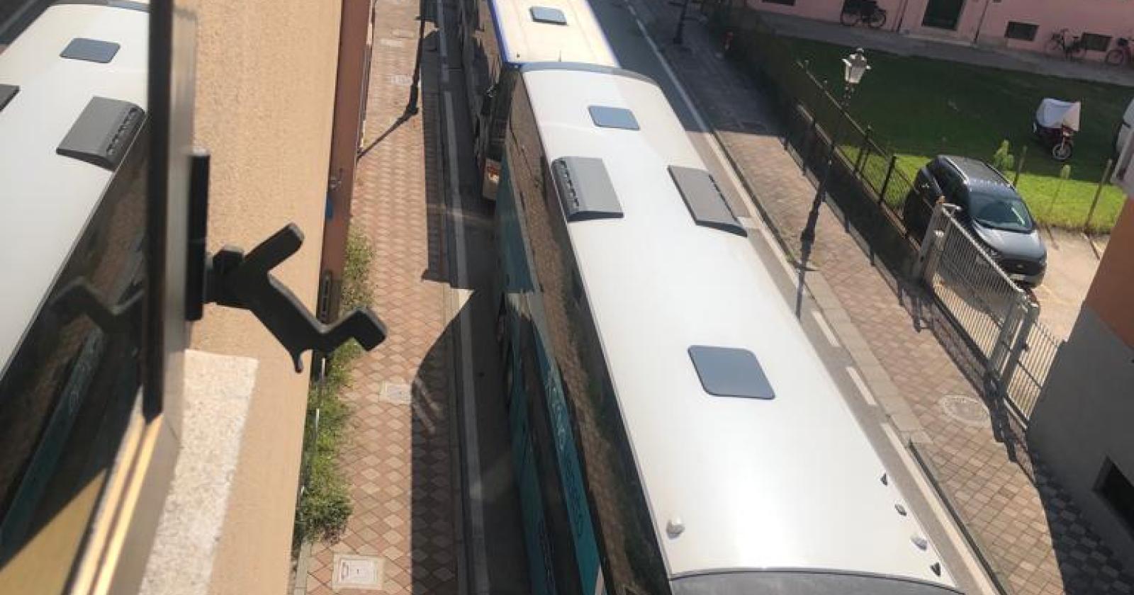 Il traffico pesante scuote via Naccari