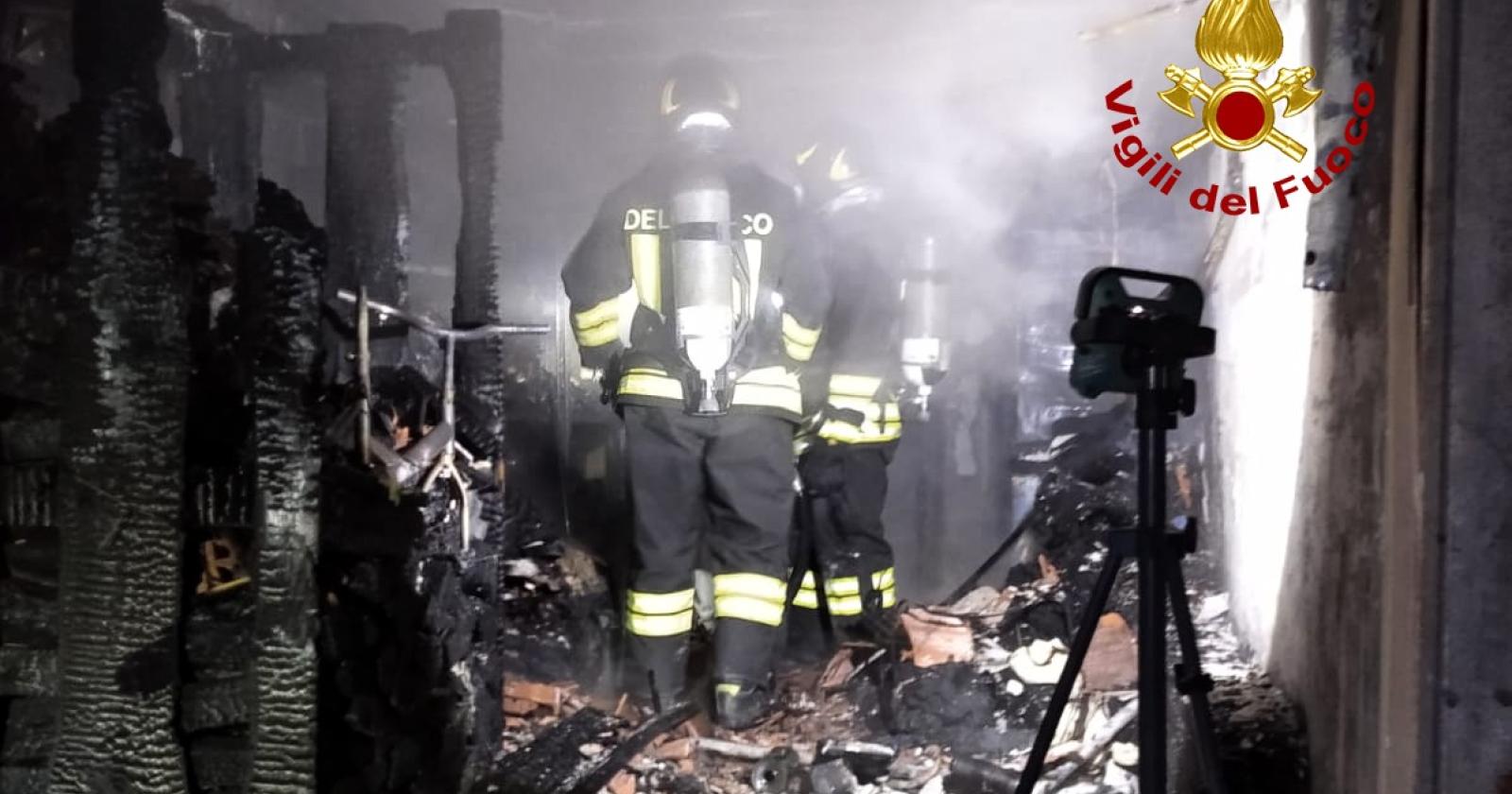 A fuoco un garage a Marghera: quattro intossicati