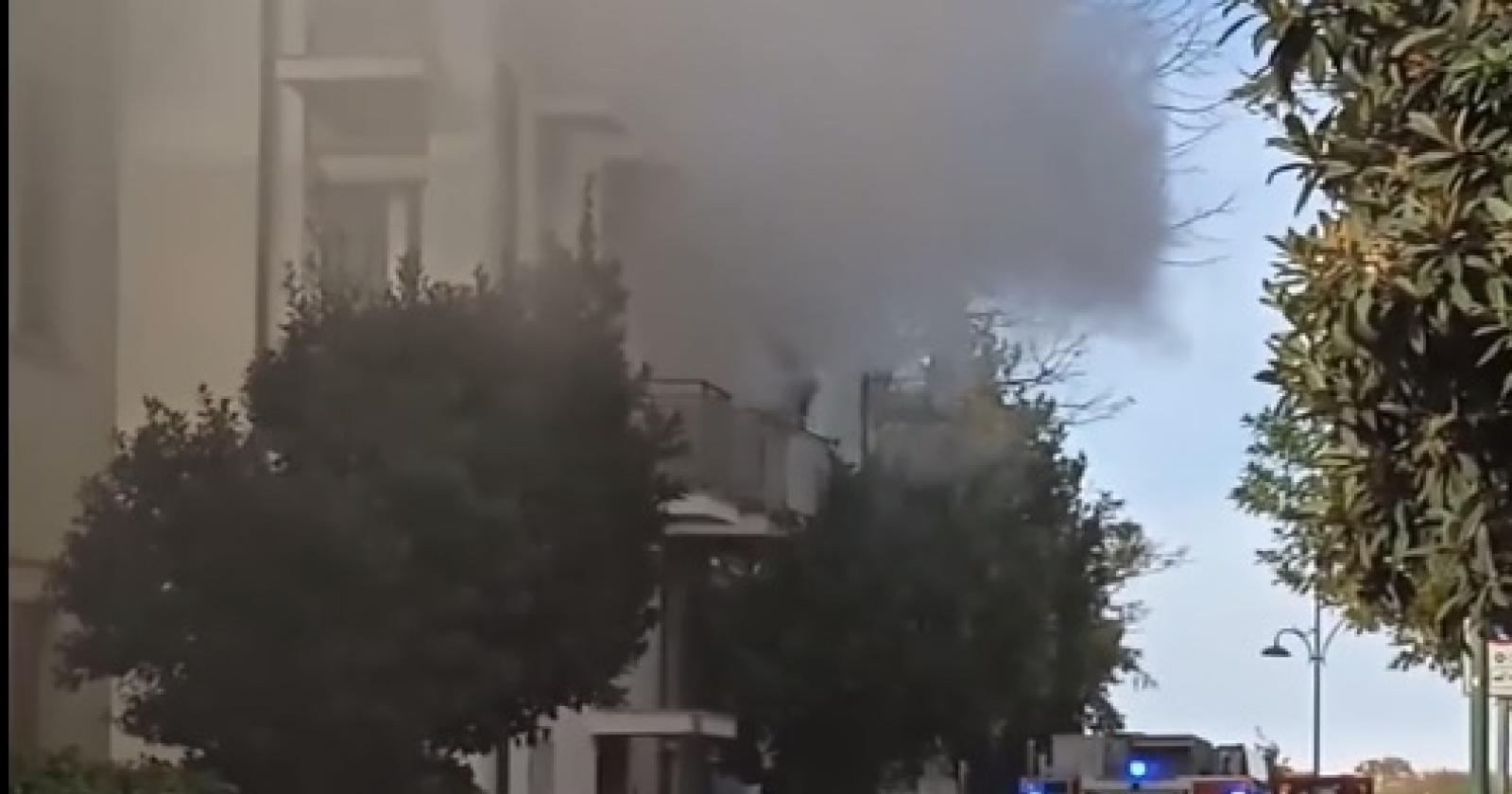 Fiamme in una palazzina al Lido, inquilini fuggono terrorizzati