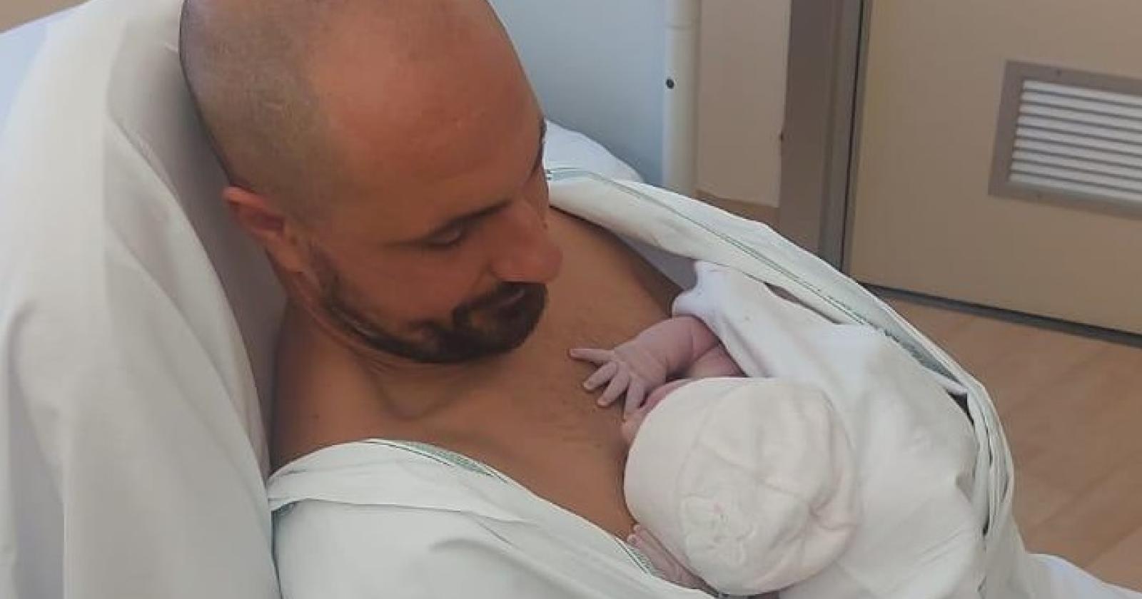 Pelle a pelle di papà Daniele con la piccola Rosa