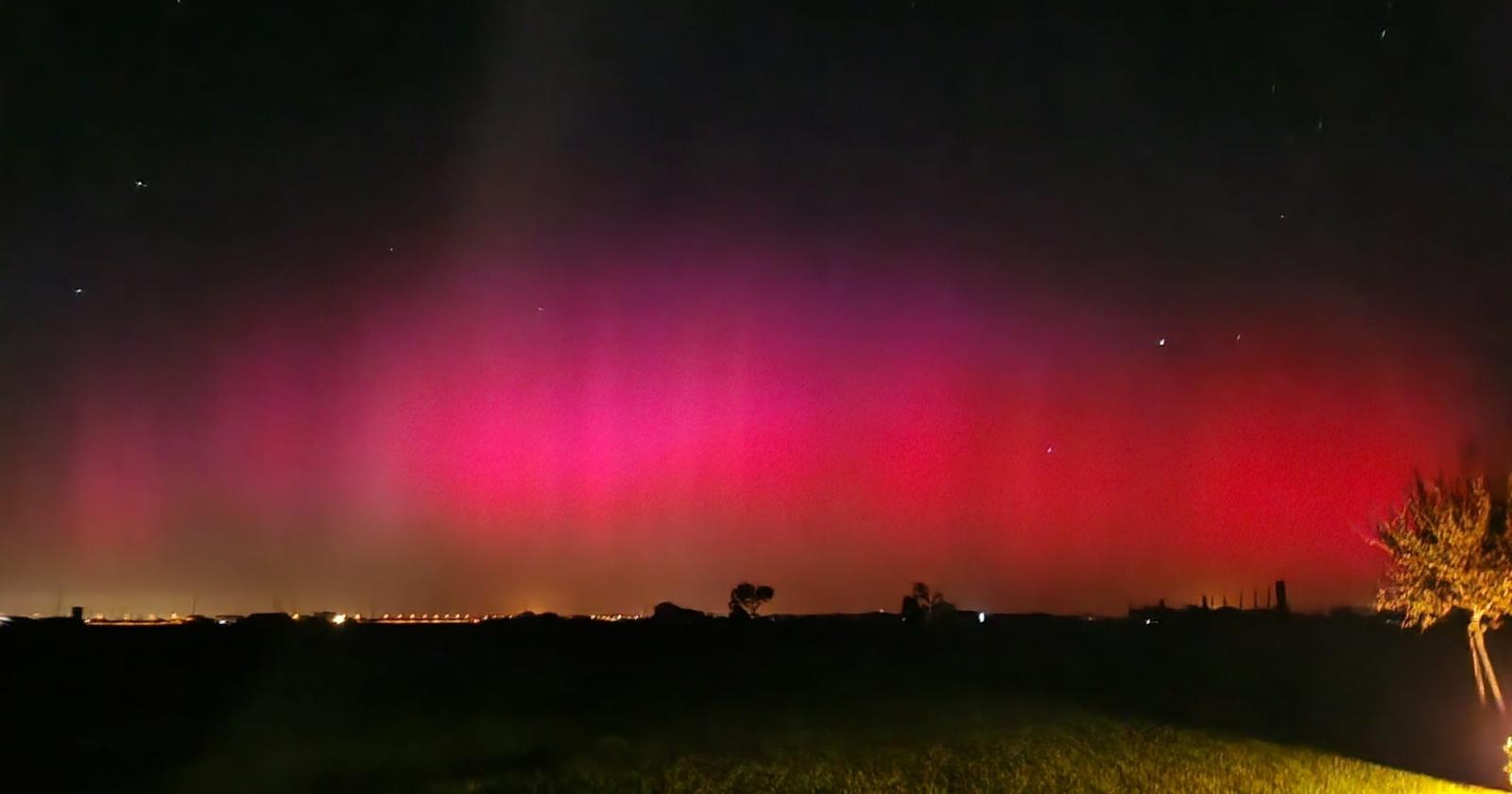 Le aurore boreali colorano i cieli italiani. Possibili fenomeni anche stanotte