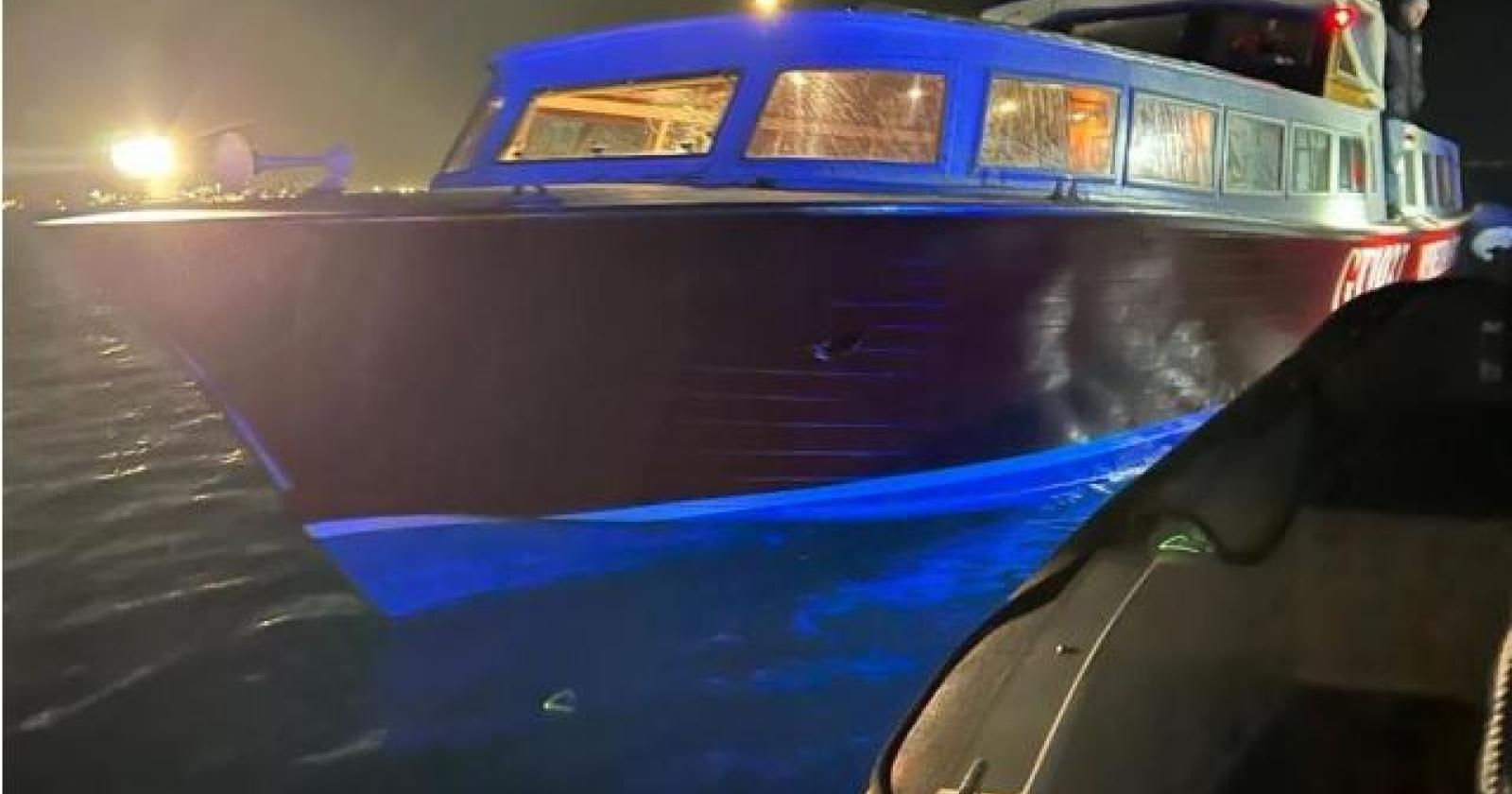 Barchino impazzito, uomo finisce in laguna