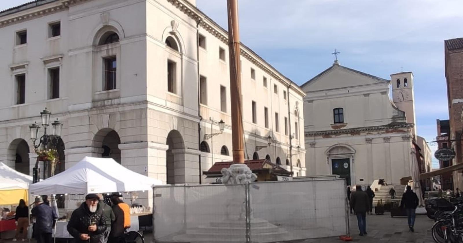 Lavori in centro sullo storico stendardo