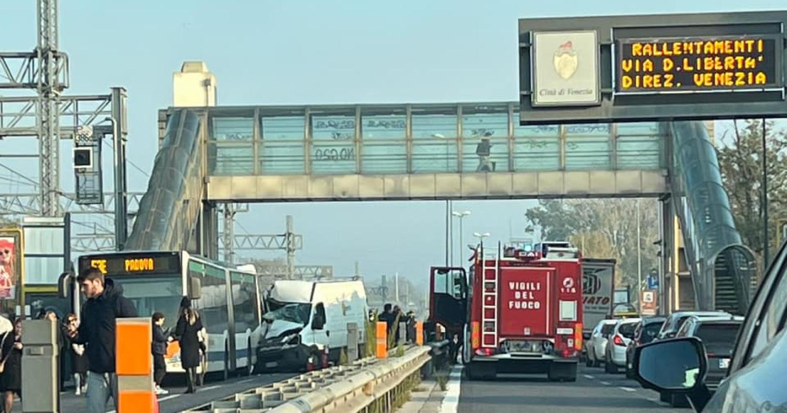 Incidente su via della Libertà, traffico in tilt