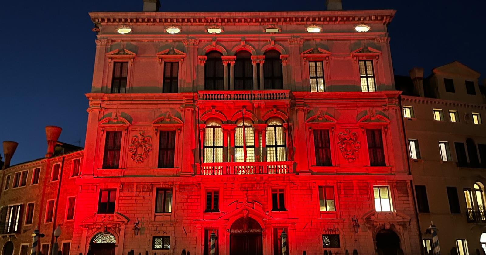 Violenza sulle donne, palazzo Balbi si tinge di rosso