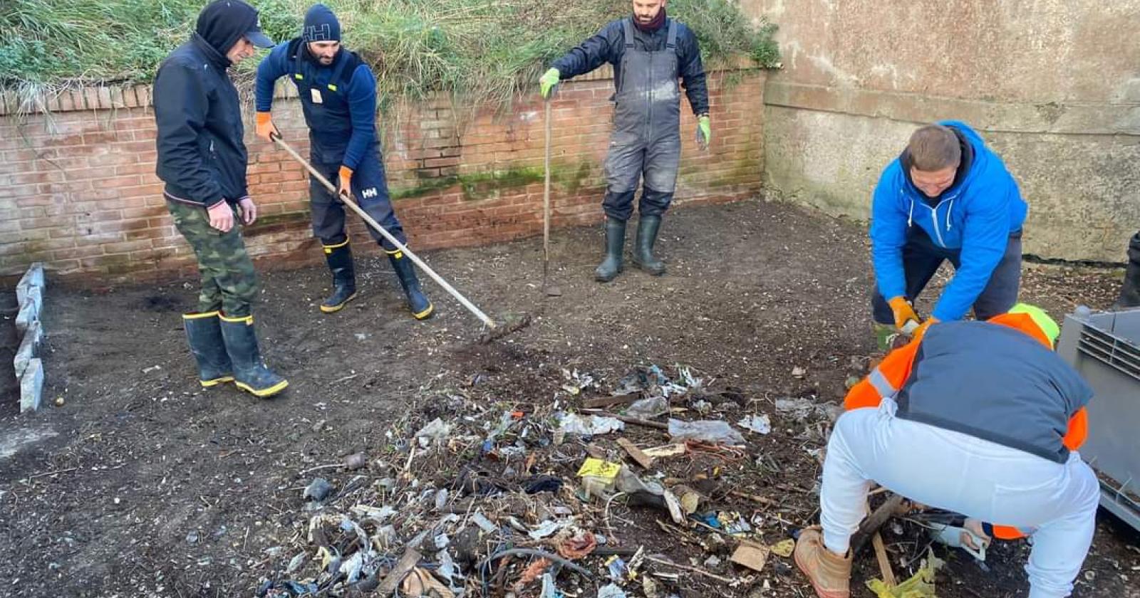 Il Consorzio Veraci ripulisce Sacca Toro dai rifiuti