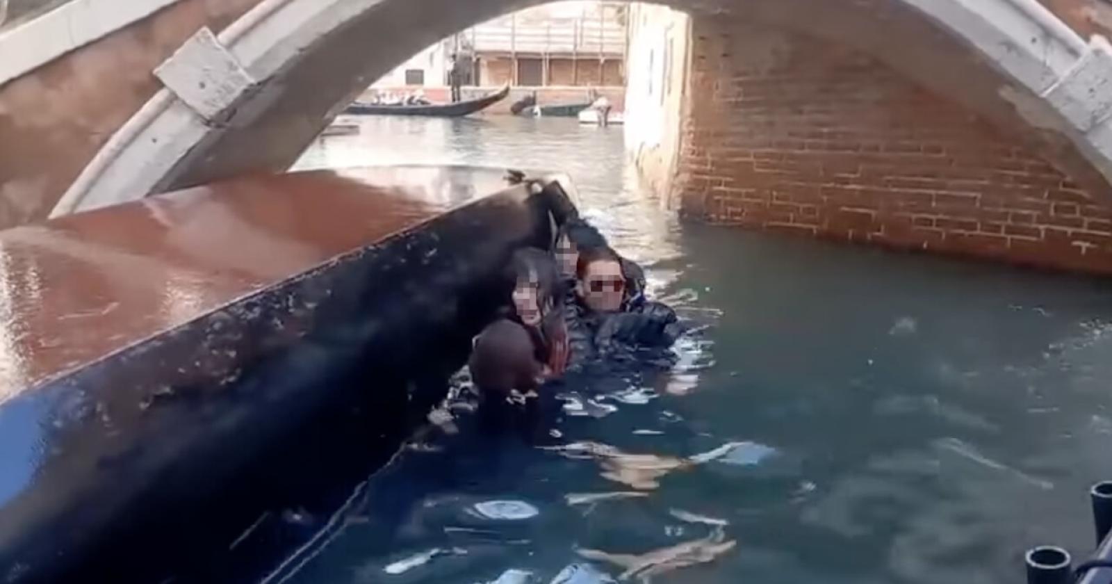 Turisti fanno rovesciare la gondola per una foto