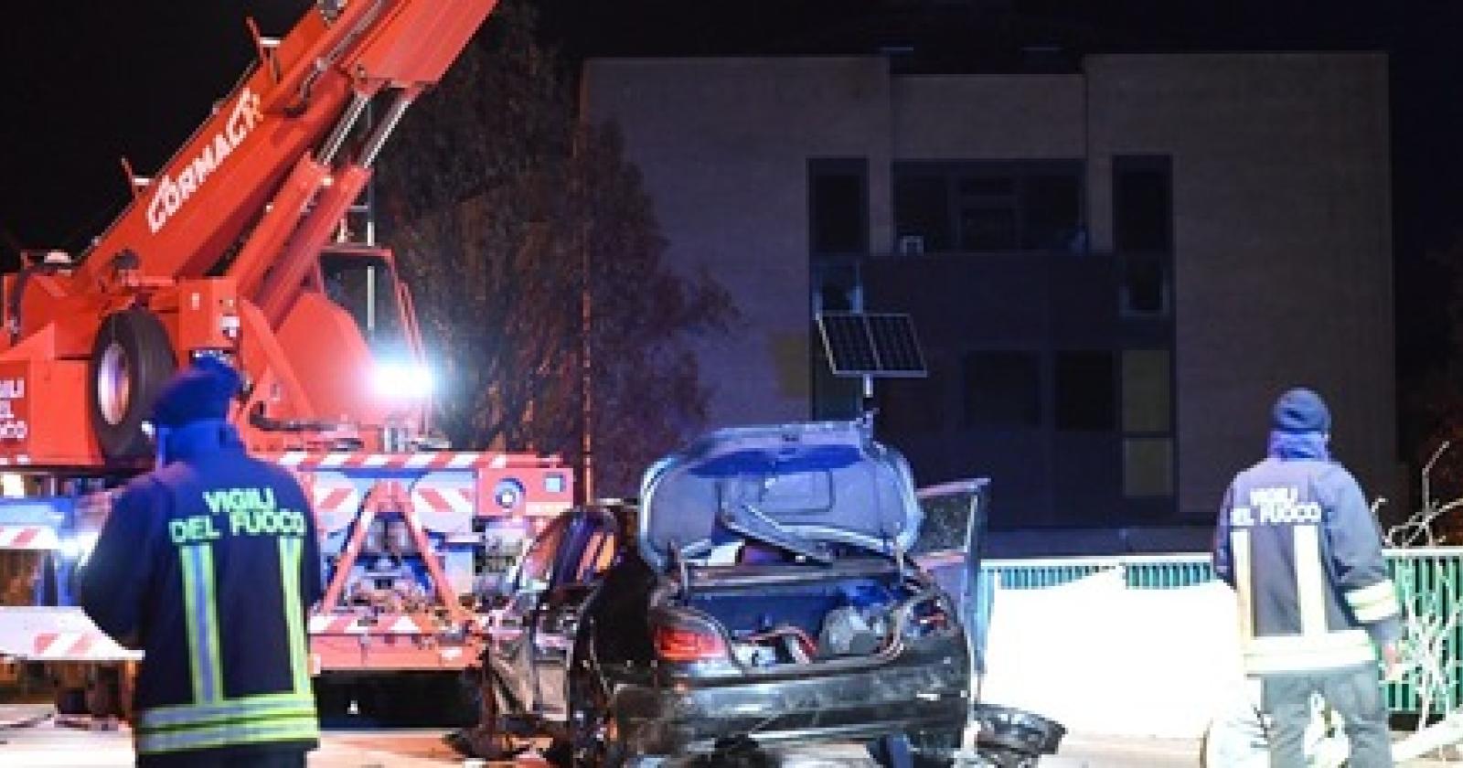 Tragedia, auto vola nel canale, tre morti