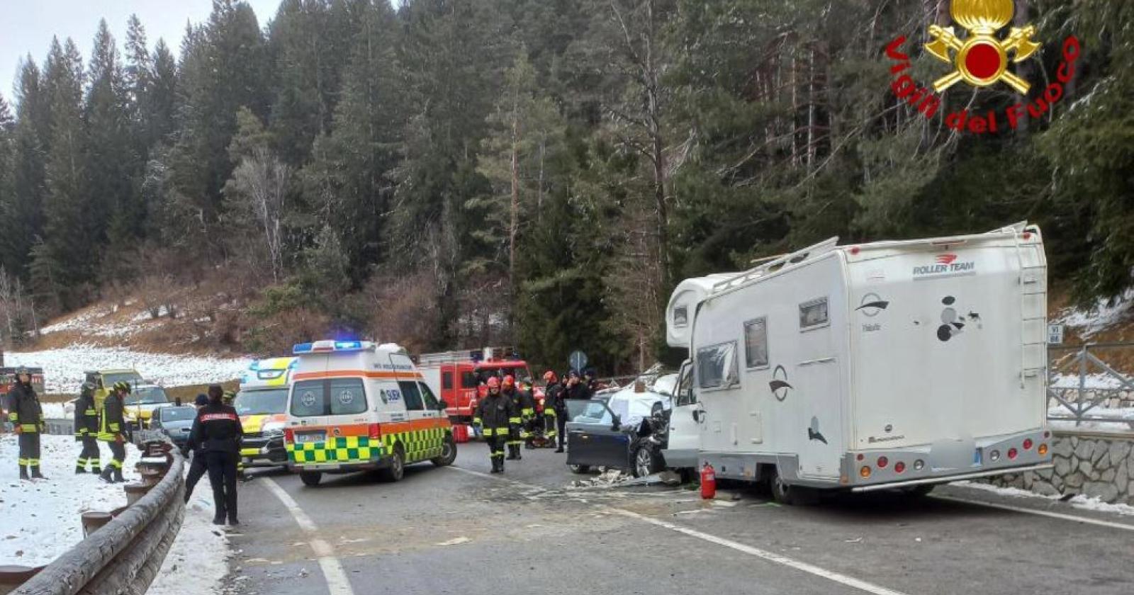 Mini finisce sotto un camper, muore una 71enne