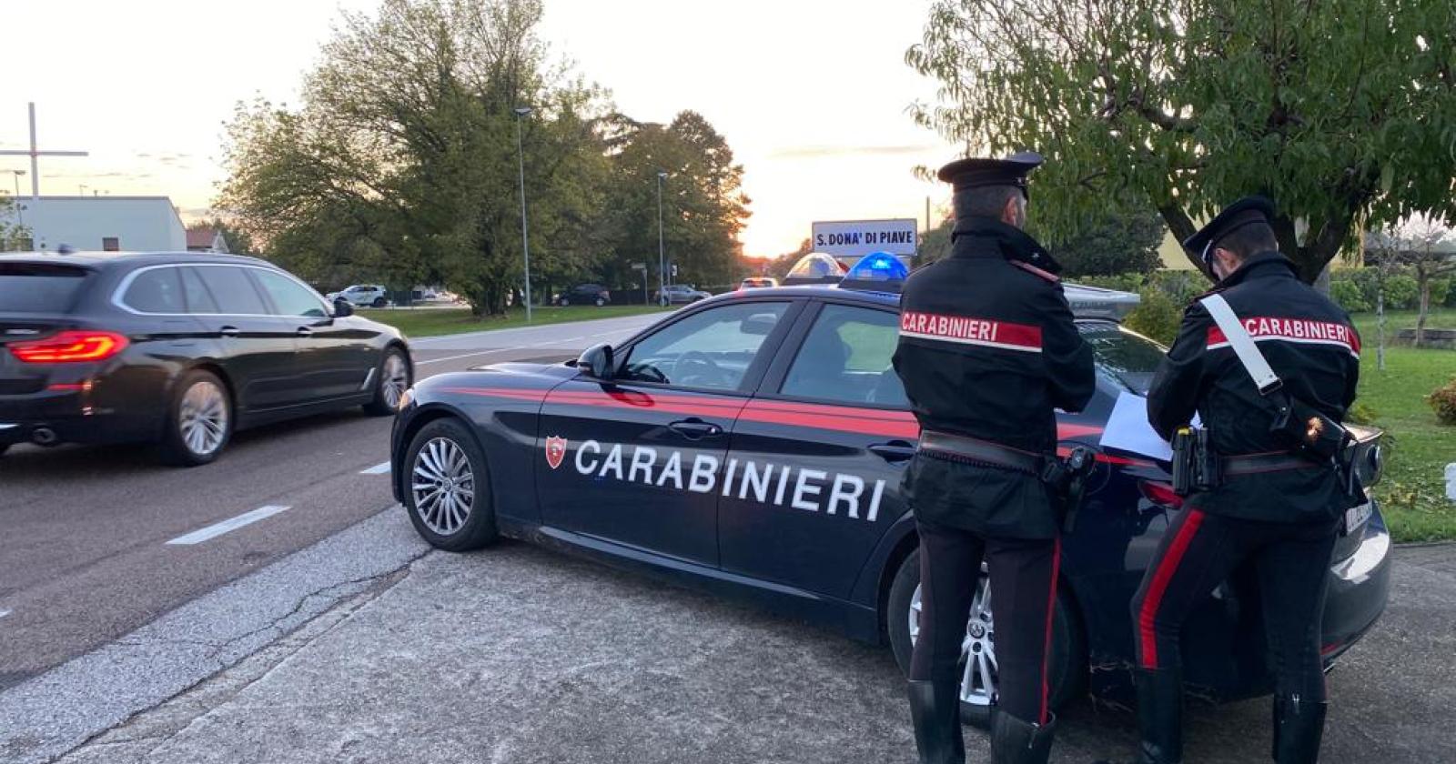 Ruba jeans e giubbotti nel negozio, arrestato
