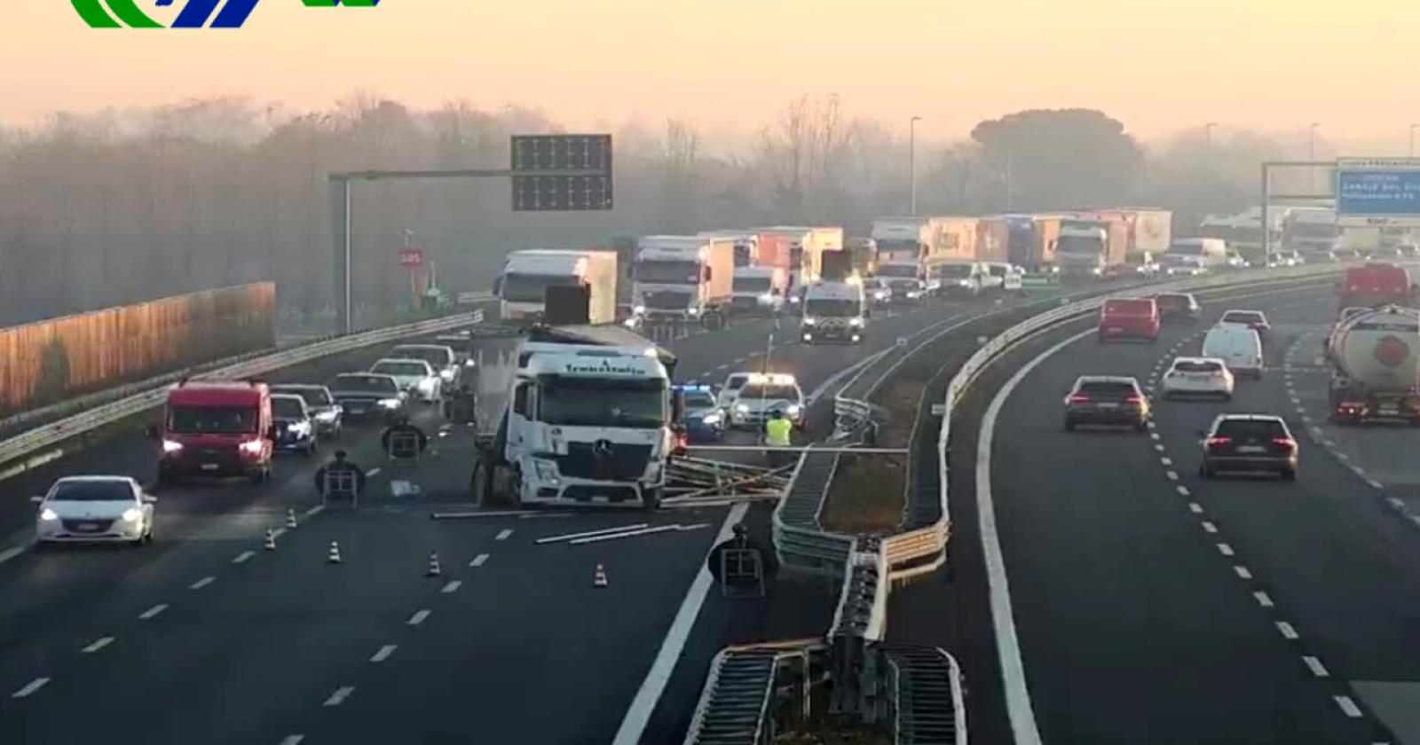 Tir sbanda e perde il carico, tragedia sfiorata