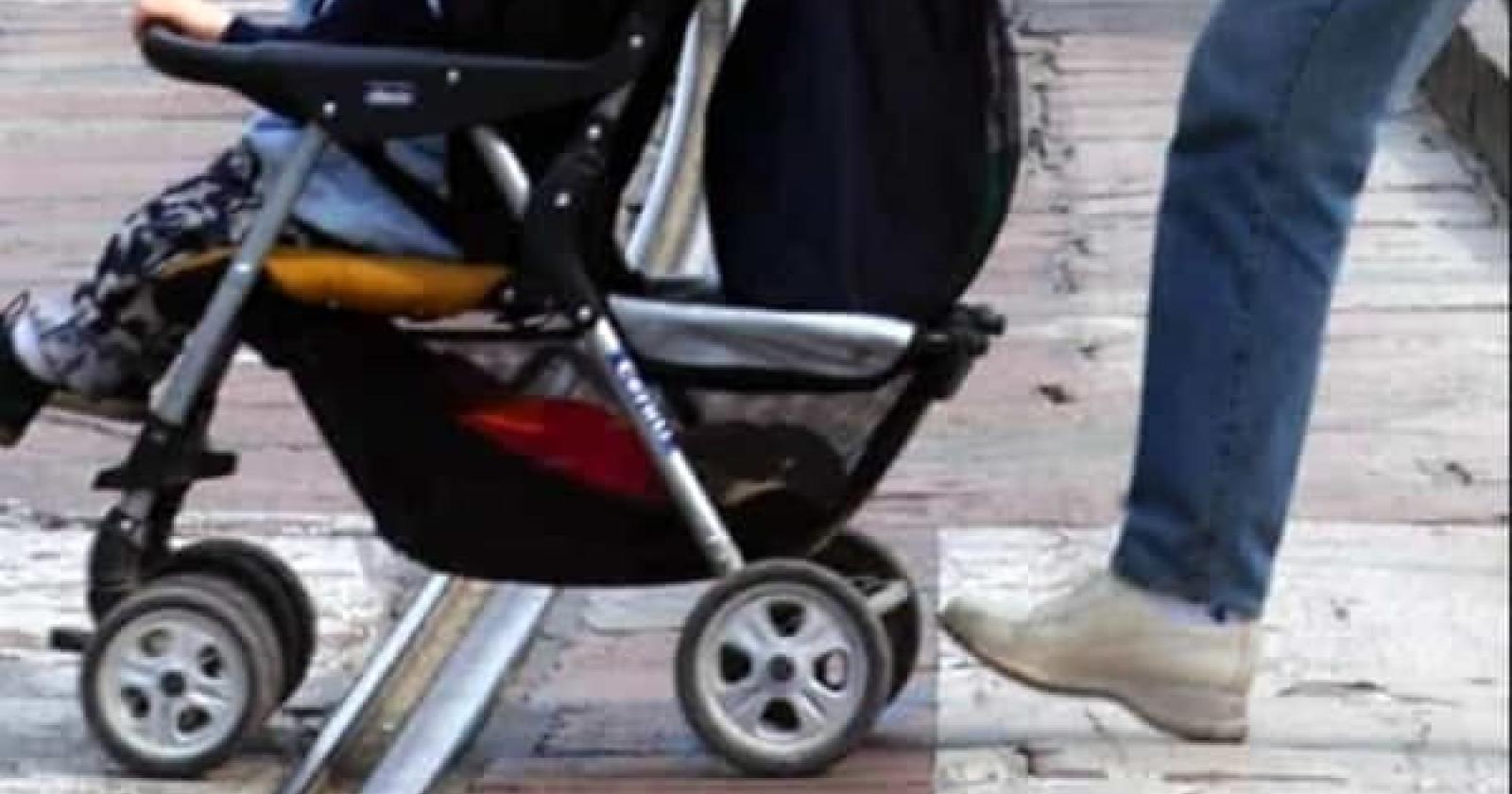 Investe il passeggino e scappa