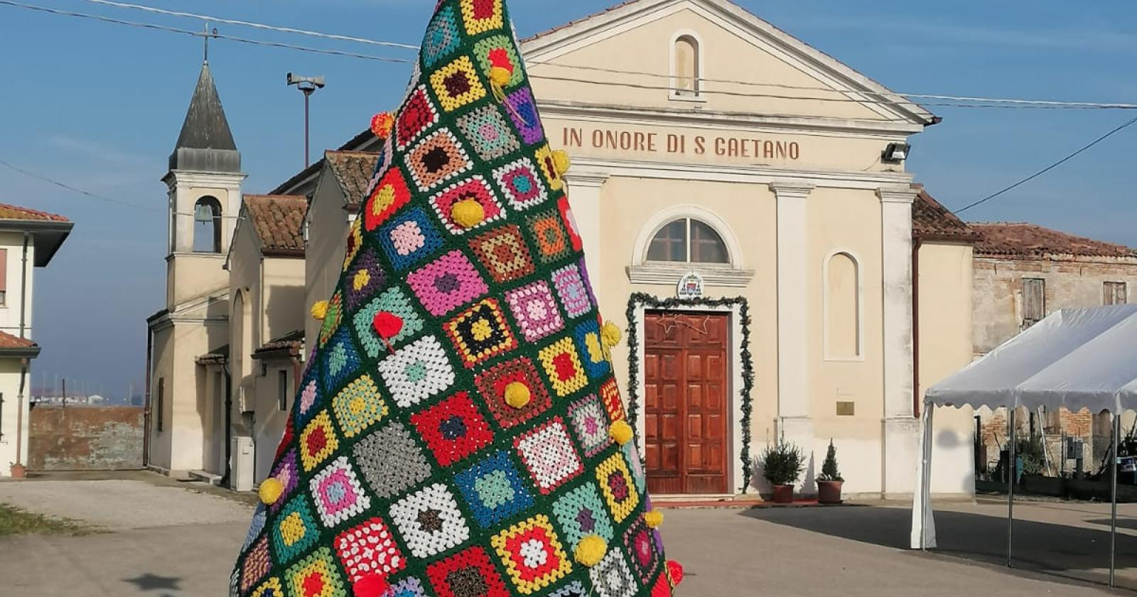 Colorato e fatto a mano il primo albero in frazione