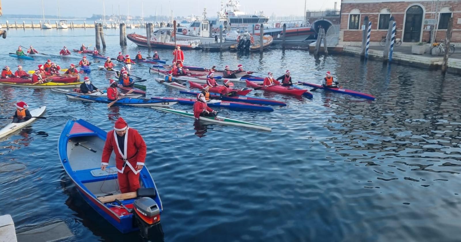 Babbi Natale in canoa