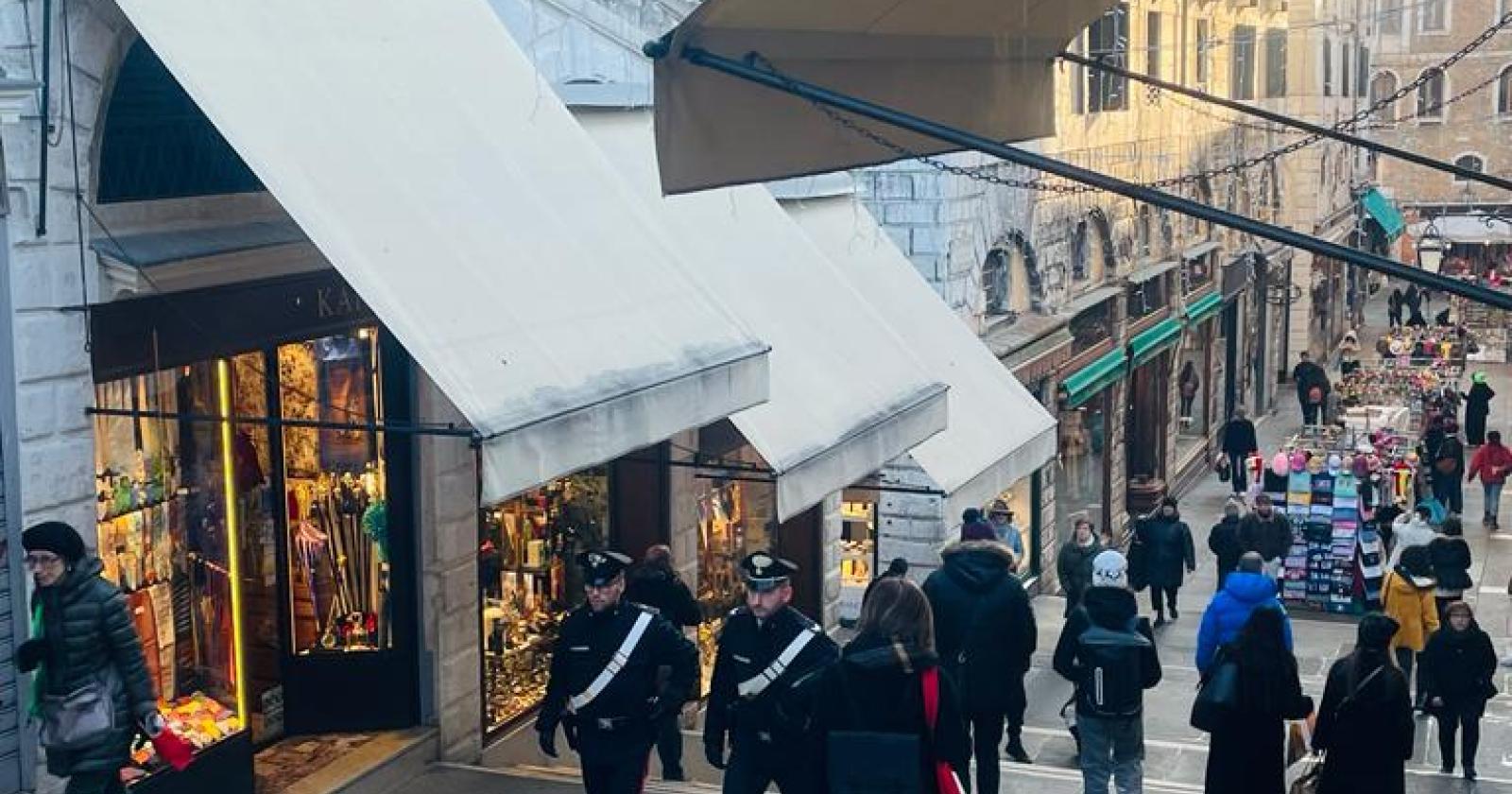 Pizzicata coppia di "scatolettisti" sul Ponte di Rialto