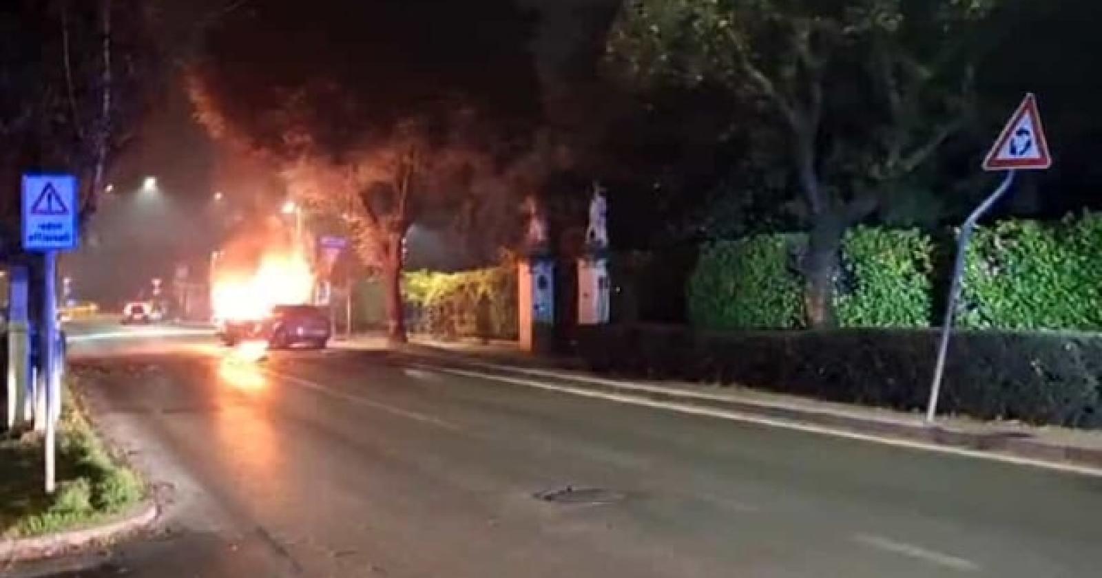 Evade, non si ferma all’alt si schianta e va a fuoco