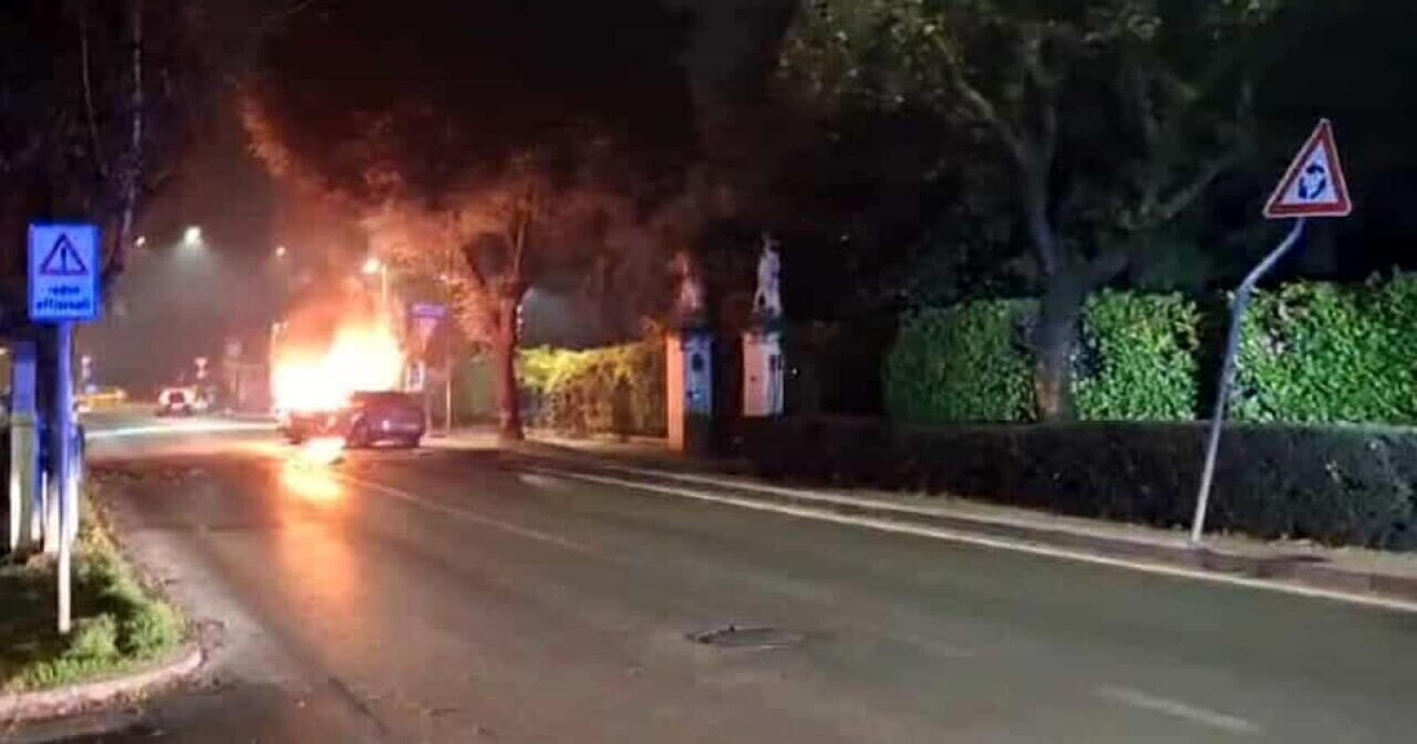 Fugge dai carabinieri e si schianta, auto a fuoco